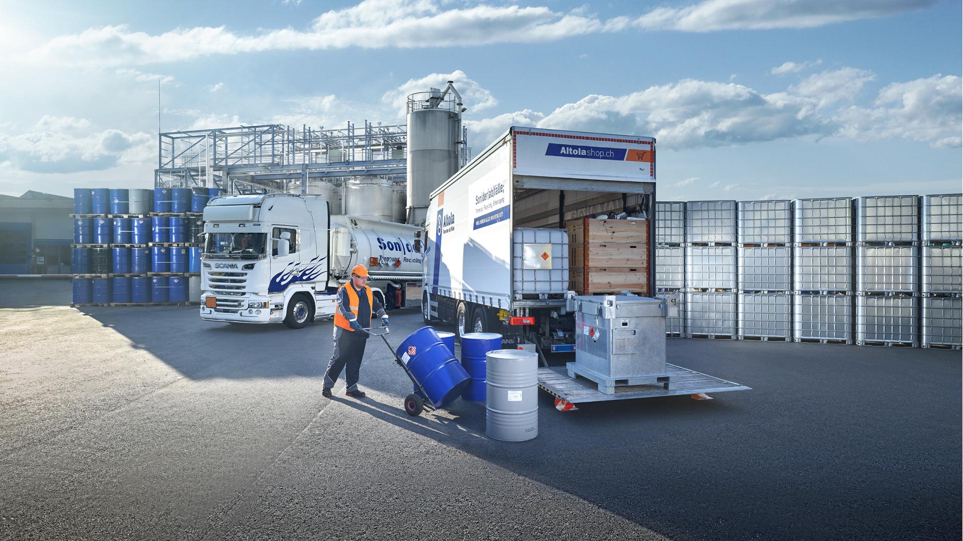 Keyvisual Altola: Ein Mitarbeiter in Sicherheitskleidung belädt einen Lastwagen
