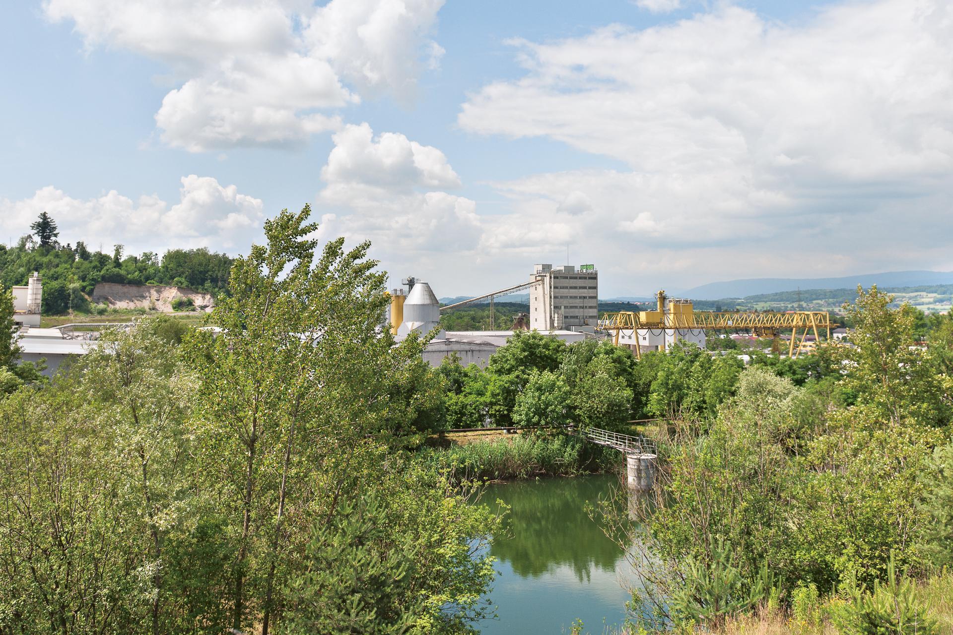 Eine Fabrik von Vigier umgeben von schöner Natur.